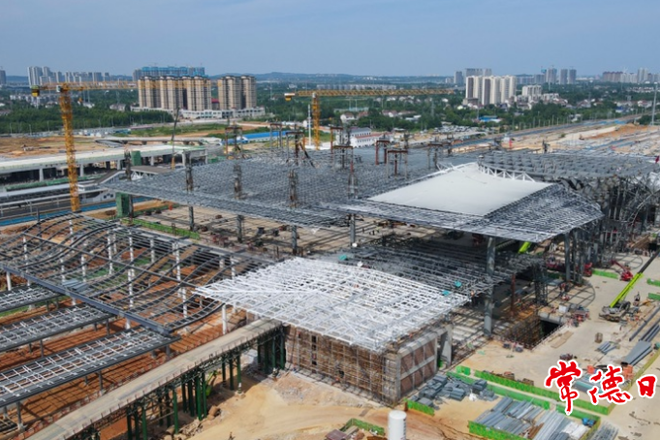 【摄影报道】常益长铁路常德站总重约2380吨整榀钢桁架屋盖提升完成