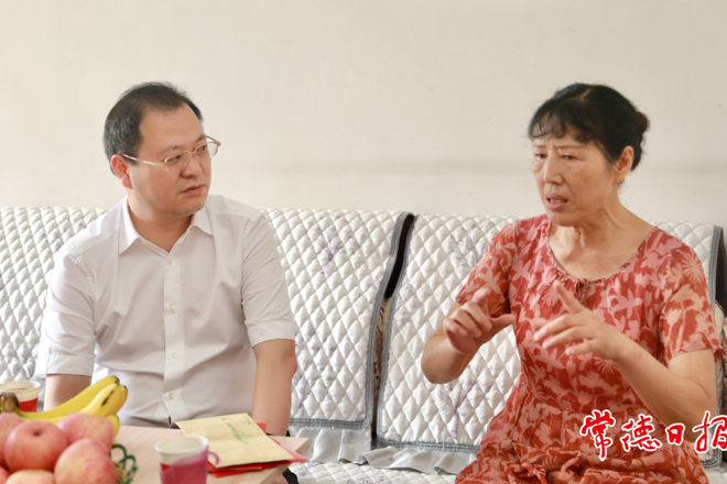 周振宇慰问姜开斌烈士遗孀时表示：以姜开斌为榜样履职尽责 为全市经济社会高质量发展贡献力量