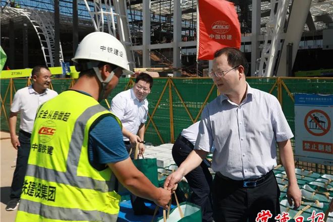 周振宇慰问铁路建设者并调度高铁建设强调　把常益长高铁常德段建设成为精品工程