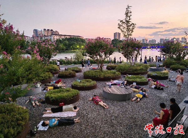 【摄影报道】德国风情街惊现“躺平广场”