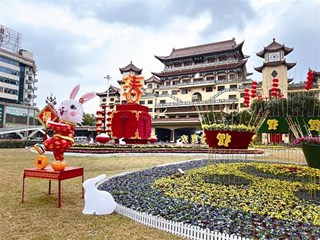 鲜花灯笼齐装扮 红红火火过大年