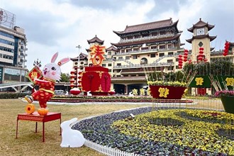 鲜花灯笼齐装扮 红红火火过大年