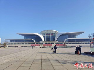 【社会】常德站站前广场首迎春运“大考”