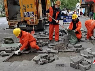 【社会】市政工人补板忙
