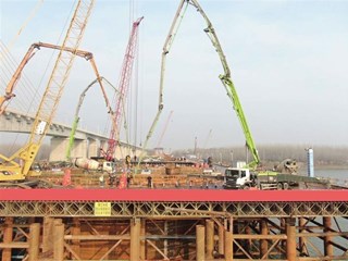 【社会】益常高速公路扩容工程沅水特大桥主墩钢围堰封底施工启动