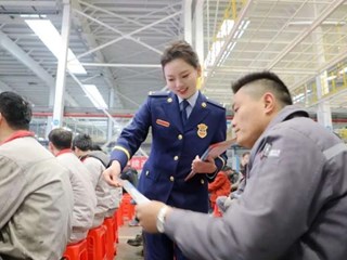 【社会】消防宣传服务队员走进常德中车新能源有限公司总装车间