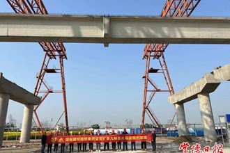 汉寿南5号特大桥完成首件预制梁板架设 益常高速公路扩容工程再进一程