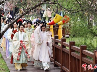 【社会】万名游客齐聚 桃花源里上演唯美国风