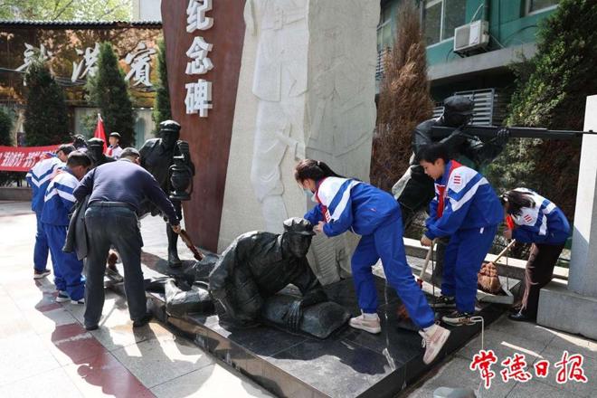 【摄影报道】少先队员清明祭先烈