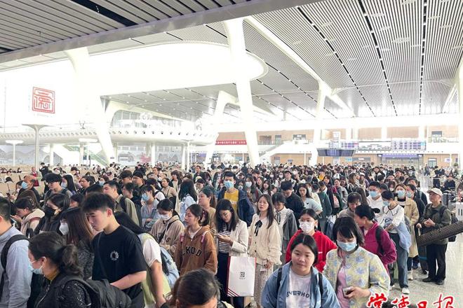 【摄影报道】客流高峰已到！常德火车站日到发旅客超2.5万人次