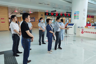 常德市行政审批服务局党组书记、局长提名人选金晓年在市政务中心调研指导工作