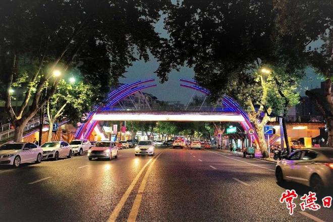 【社会】市一中天桥夜景换“新颜”