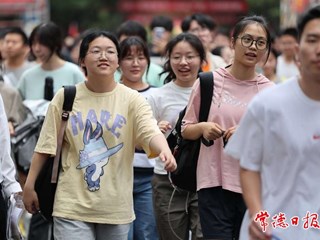 【摄影报道】高考结束，市民“花式”迎接考生