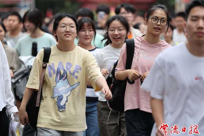 【摄影报道】高考结束，市民“花式”迎接考生