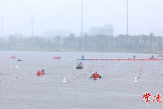 端午竞渡 龙跃鼎城 首届阳明湖龙舟赛雨中开赛