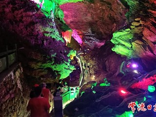 【摄影报道】夏日好去处 溶洞“避暑游”受青睐