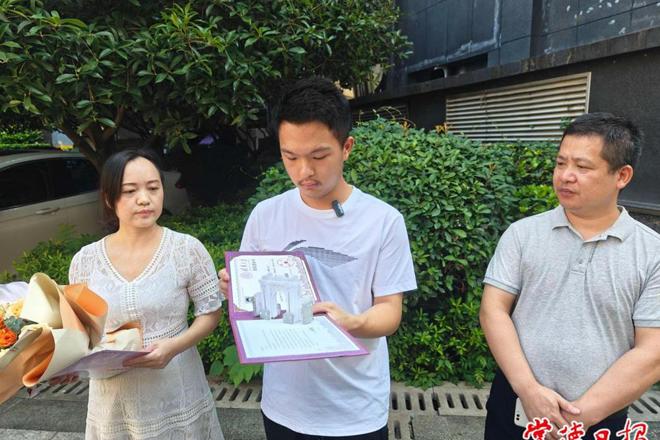 【文化】2023年常德市城区首封清华大学录取通知书送达