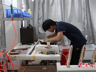 【摄影报道】南华乐器公司生产忙