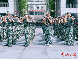 【社会】常德市二中高一新生接受军训迈好青春正步