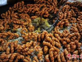 【摄影报道】常德市级非物质文化遗产——望羊麻花出锅了！