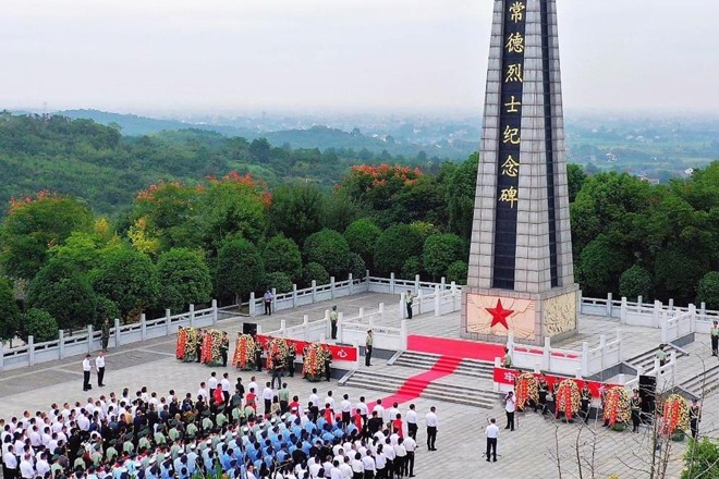 常德市举行烈士纪念日向人民英雄敬献花篮仪式