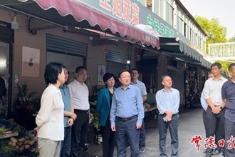 市领导督导巩固国家卫生城市工作