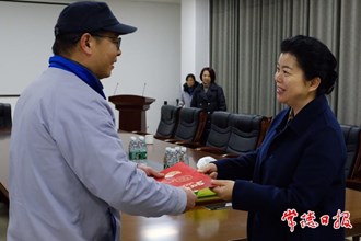 市领导走访慰问高级技能人才