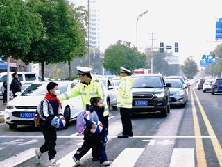 【发现常德之美·红绿灯下的守护】第十一期 开学季 护校安园