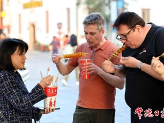 【社会】外国游客品尝常德河街美食