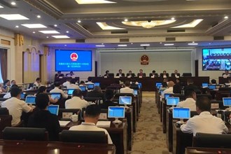 市八届人大常委会举行第十八次会议
