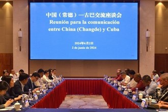 古巴共产党干部考察团访问常德