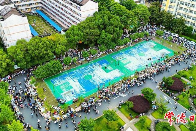 【教育】又是一年毕业季 常德这所高校“跳蚤市场”人气旺