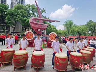 【教育】十年磨一剑 今朝试锋芒 常德市七中校长穿状元服为考生送祝福