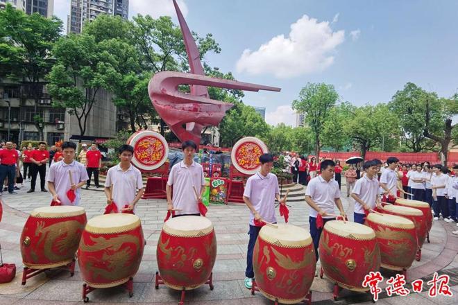 【教育】十年磨一剑 今朝试锋芒 常德市七中校长穿状元服为考生送祝福