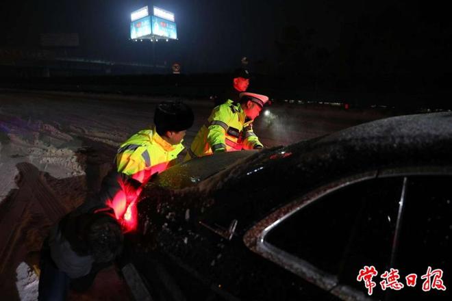 【社会】常德市交通运输局深夜战风雪