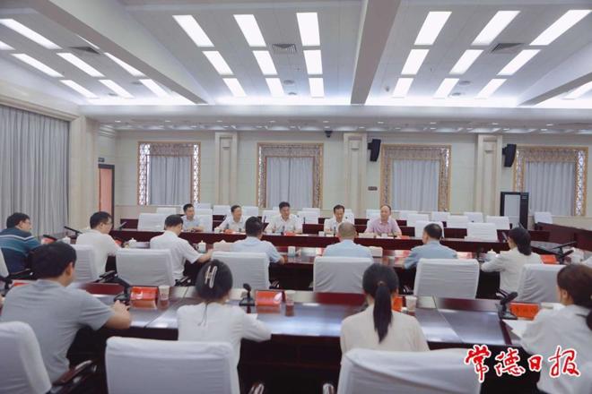 罗毅君参加基层党组织党纪学习教育座谈会