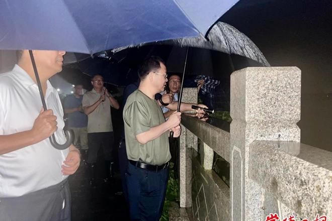 周振宇暗访督导堤垸防汛值班值守工作