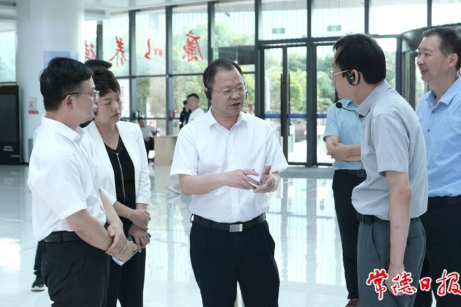 周振宇调研行政审批中介服务工作