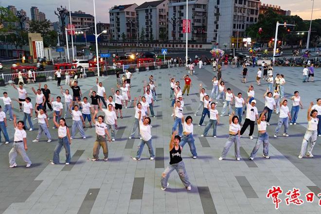 【社会】广场舞“年轻化” 队长90后