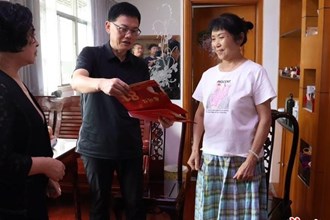 市领导走访慰问烈士遗属