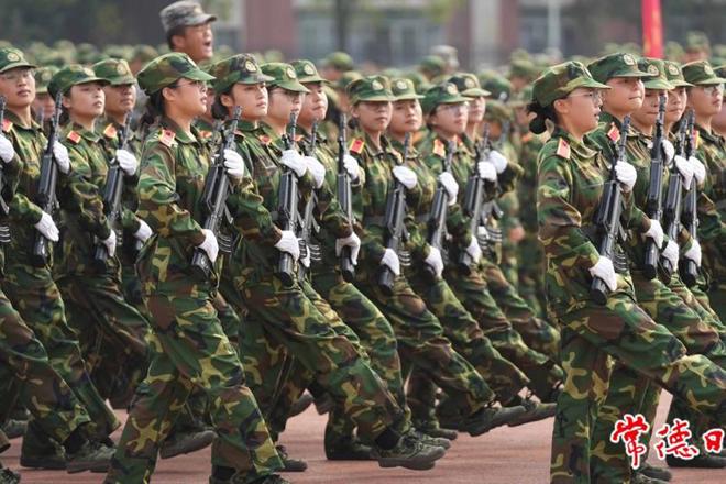 【教育】搭建模拟战场，演练战场救护 常德职业技术学院军训展演“动真格”