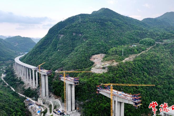 【社会】炉慈高速公路甘沟河特大桥合龙