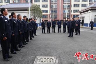 周振宇走访慰问基层民警