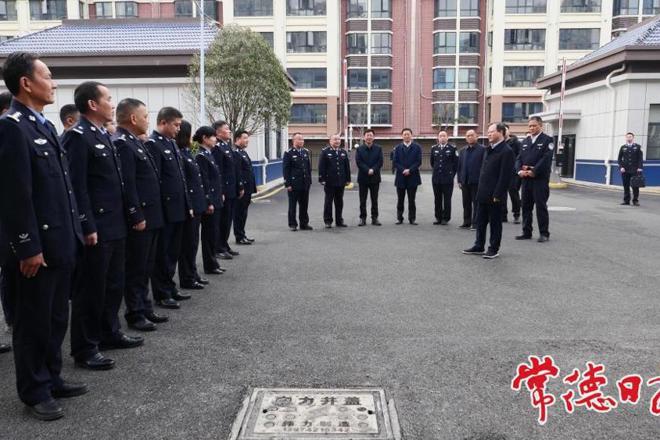 周振宇走访慰问基层民警