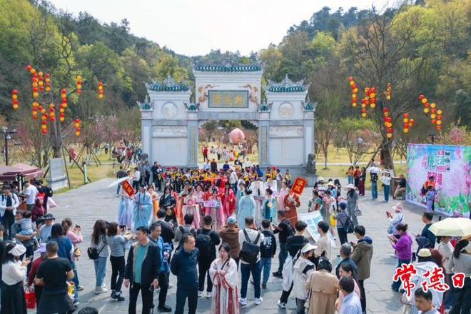 【组图】“人山人海”模式持续！桃花源景区人气爆棚