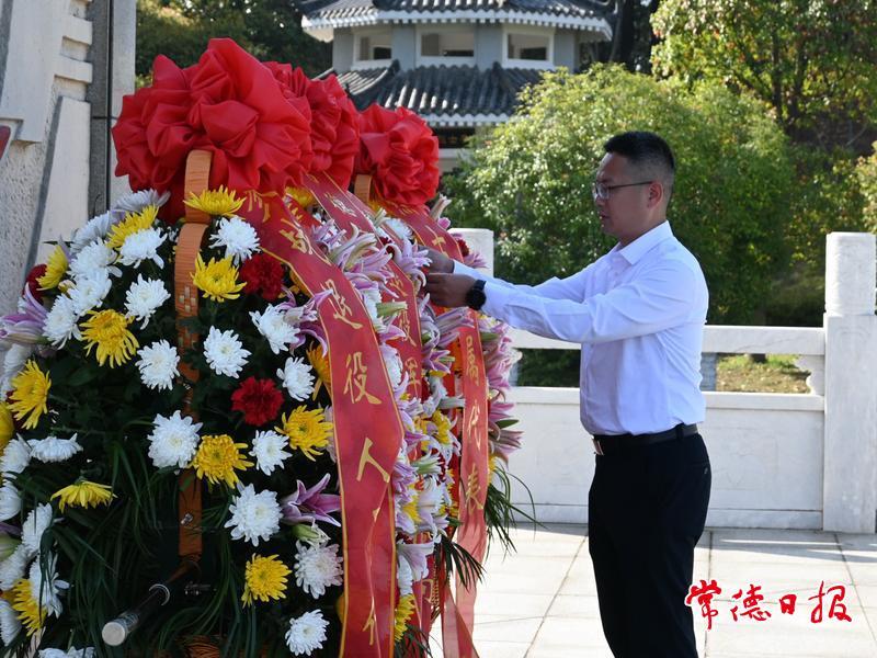 整理花篮缎带