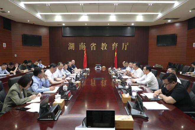 周振宇赴省教育厅对接工作