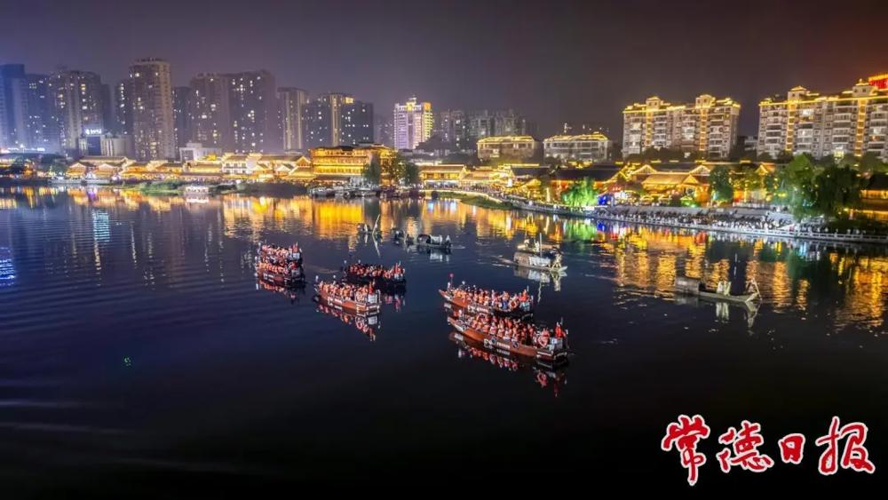 大型行进式实景演出《常德往事》场景。（常德日报媒资库 记者 潘敬林 摄）