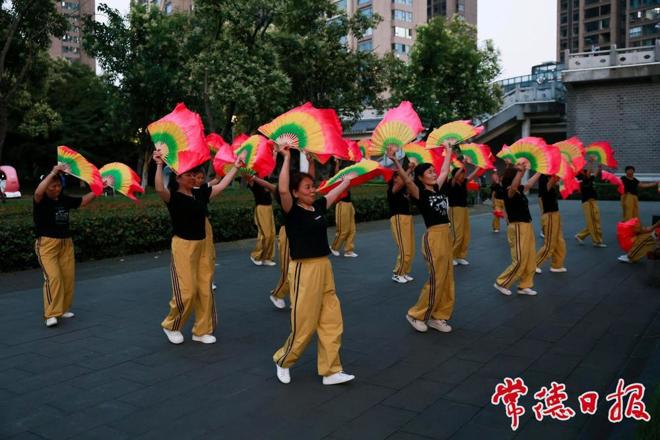 【摄影报道】鼎城区沅江风光带见闻：市民抓住运动“黄金时段”锻炼