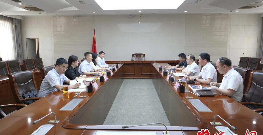 周振宇与广发银行长沙分行董朝红一行座谈